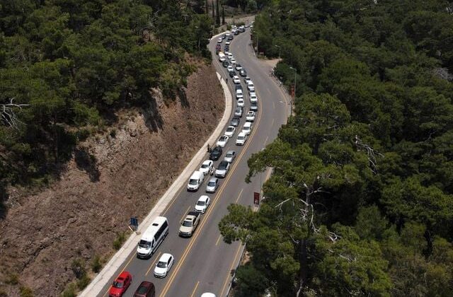 Fethiye’deki Ölüdeniz’de bayram yoğunluğu sürüyor