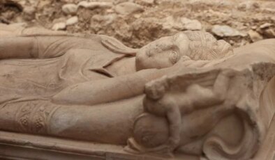 Olympos’ta anıtsal mezar ve içerisinde aristokrat bir kadına ait lahit bulundu