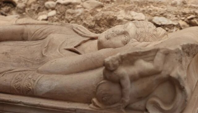 Olympos’ta anıtsal mezar ve içerisinde aristokrat bir kadına ait lahit bulundu