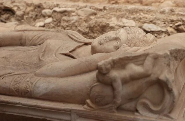 Olympos’ta anıtsal mezar ve içerisinde aristokrat bir kadına ait lahit bulundu