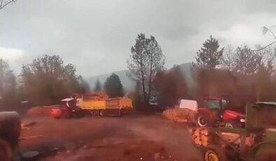 Orman işçilerinin yakınına yıldırım düştü; o anlar kamerada