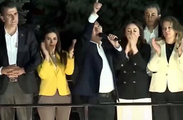 Özel, CHP Genel Merkezi önünde toplanan kalabalığa seslendi: Hiçbir yere gitmiyorum