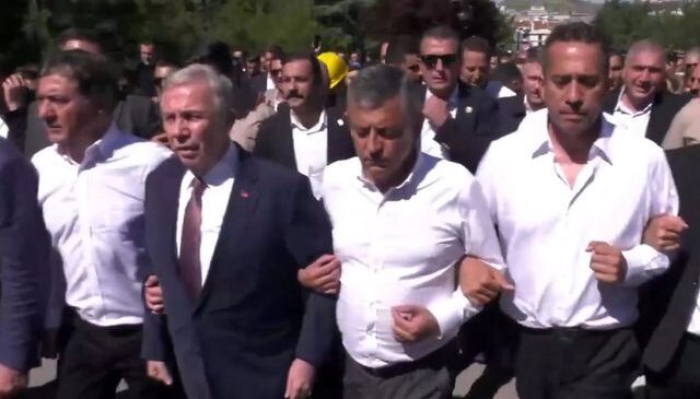 Özel’in Anıtkabir yürüyüşüne damga vuran görüntü
