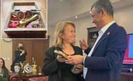 Özgür Özel, genel başkanlık mührünü Süreyya Öneş Derici’ye emanet etti