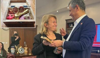 Özgür Özel, genel başkanlık mührünü Süreyya Öneş Derici’ye emanet etti