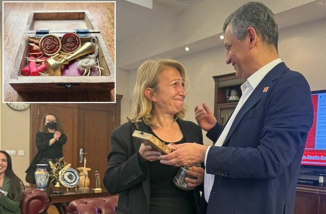 Özgür Özel, genel başkanlık mührünü Süreyya Öneş Derici’ye emanet etti