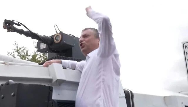 Meclis’e yürüyen Özgür Özel, TOMA’ya çıktı: Makam odasını meraklısına bıraktık