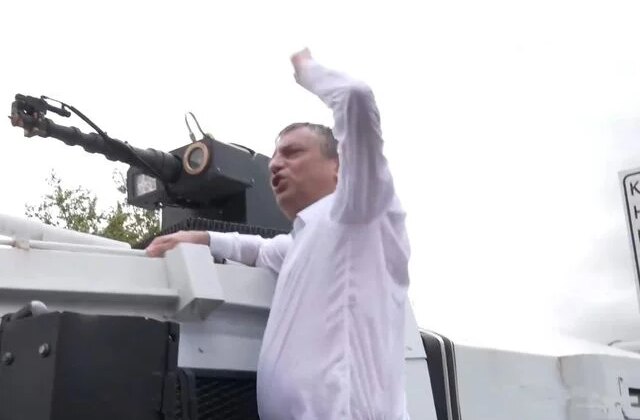 Meclis’e yürüyen Özgür Özel, TOMA’ya çıktı: Makam odasını meraklısına bıraktık