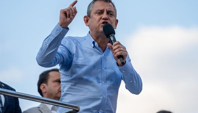 Özgür Özel saat verip çağrı yaptı: Ülkesini seven herkesi direnmeye davet ediyorum