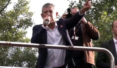 Özgür Özel, TBMM önünden kalabalığa seslendi:  Sıktım dişimi ama artık yeter