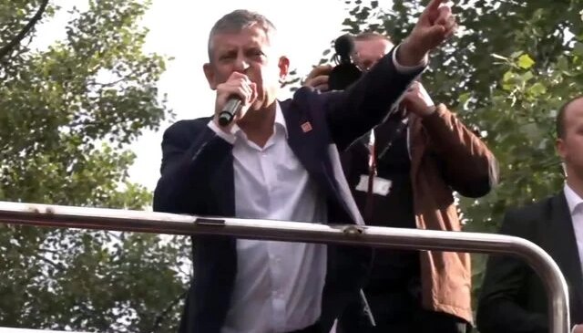 Özgür Özel, TBMM önünden kalabalığa seslendi:  Sıktım dişimi ama artık yeter