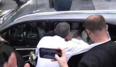 Özgür Özel, yürüyüşü sırasında trafikte gördüğü gelin ve damadın yanına gitti