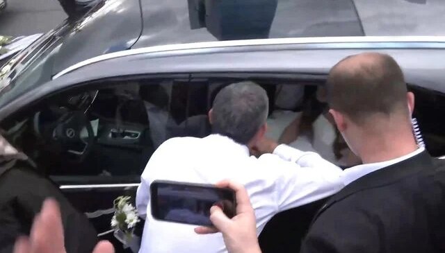 Özgür Özel, yürüyüşü sırasında trafikte gördüğü gelin ve damadın yanına gitti
