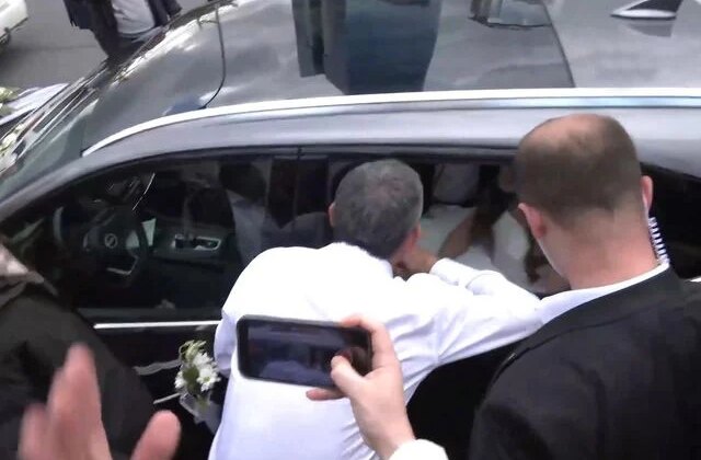 Özgür Özel, yürüyüşü sırasında trafikte gördüğü gelin ve damadın yanına gitti