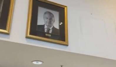 Özgür Özel’in CHP Genel Merkezindeki fotoğrafı indirildi
