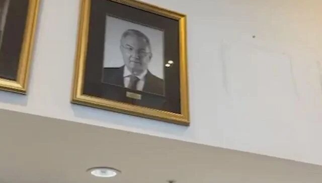 Özgür Özel’in CHP Genel Merkezindeki fotoğrafı indirildi