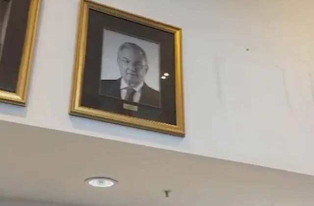 Özgür Özel’in CHP Genel Merkezindeki fotoğrafı indirildi