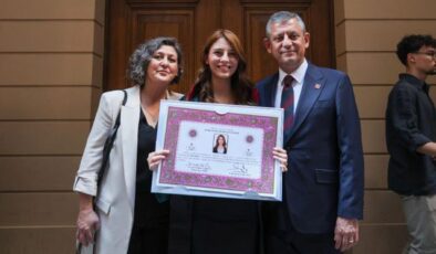 Özgür Özel’in kızı cübbeyi giydi