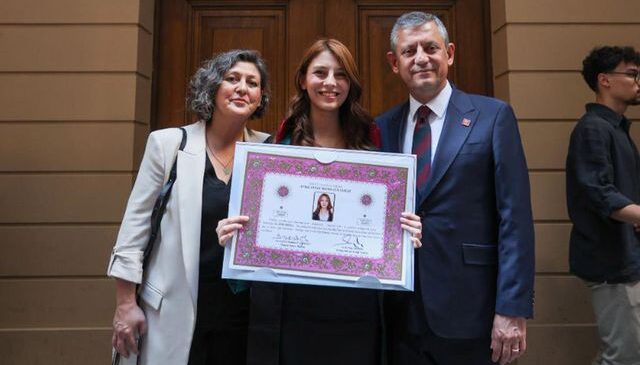 Özgür Özel’in kızı cübbeyi giydi