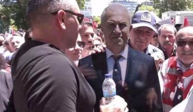 Özgür Özel’in mitingine katılamayan CHP’li belediye başkanı, kendi maketini yolladı