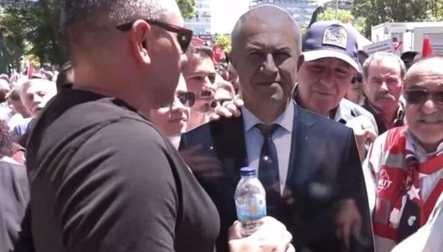 Özgür Özel’in mitingine katılamayan CHP’li belediye başkanı, kendi maketini yolladı
