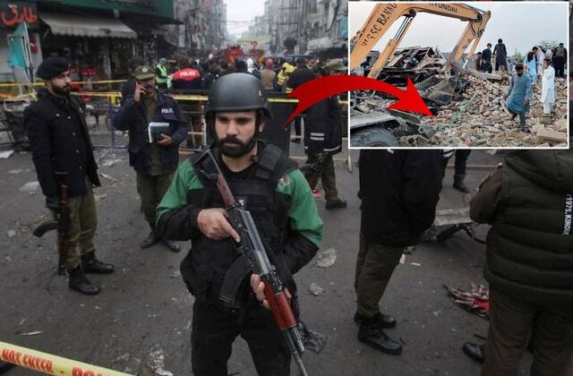 Pakistan’da düzenlenen intihar saldırısında 12 polis hayatını kaybetti
