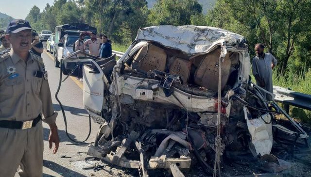 Hız yapan minibüs park halindeki otobüse çarptı! 17 kişi hayatını kaybetti