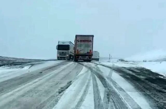 Haziran ayına günler kala tipi bastırdı, araçlar yolda kaldı