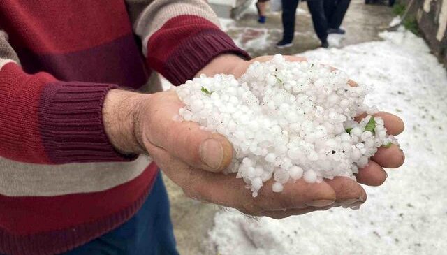Refahiye’de dolu yağışı etkili oldu