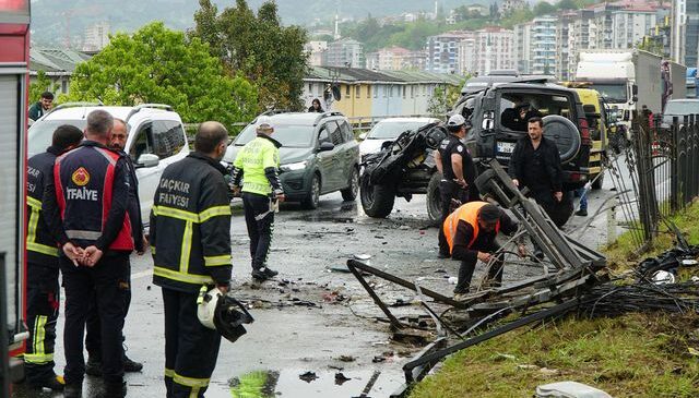 Takla atan cip, karşı şeritteki başka bir cipin üzerine düştü: 1 ölü, 7 yaralı