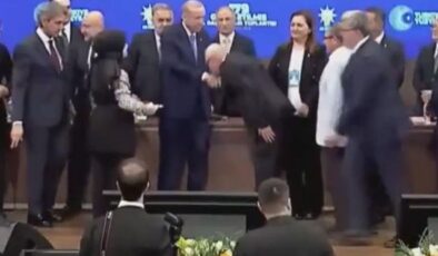 Rozeti taktı, Cumhurbaşkanı Erdoğan’ın elini öptü