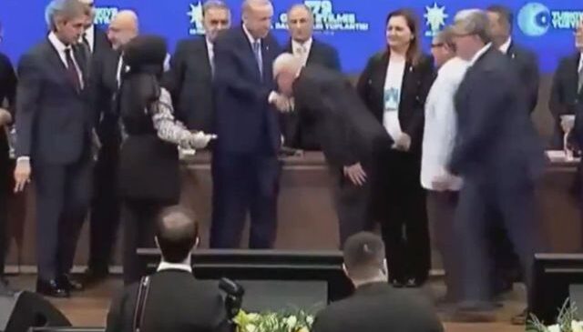 Rozeti taktı, Cumhurbaşkanı Erdoğan’ın elini öptü