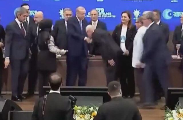 Rozeti taktı, Cumhurbaşkanı Erdoğan’ın elini öptü