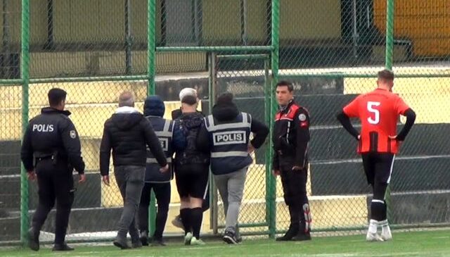 Sahaya girip hakeme yumruk atan futbolcu serbest kaldı, kulübüyle ilişiği kesildi