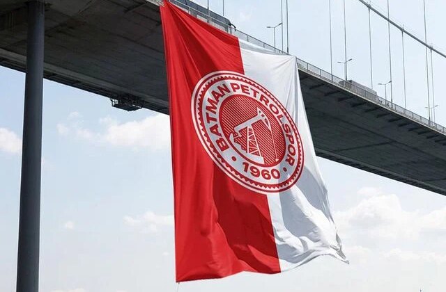 Şampiyon Batman Petrolspor’un bayrağı Fatih Sultan Mehmet Köprüsü’nde dalgalanıyor