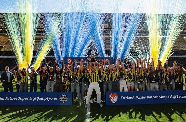 Şampiyon Fenerbahçe arsaVev, kupasını kaldırdı