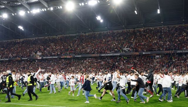 Şampiyonluk kutlaması değil! Maç biter bitmez yüzlerce taraftar sahaya girdi