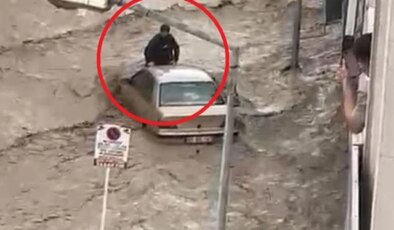 Havza’da sel sularına kapılan aracın üzerinde hayata tutundu