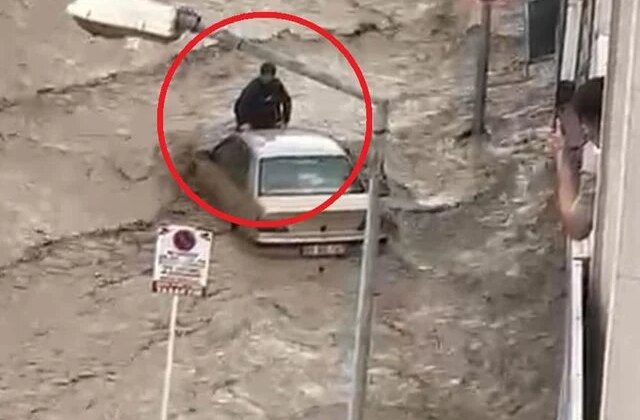Havza’da sel sularına kapılan aracın üzerinde hayata tutundu