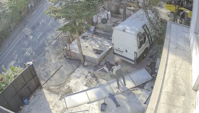 Aylarca kira ödemediği için tahliye edilen eski kiracı, 74 yaşındaki mülk sahibini odunla dövdü