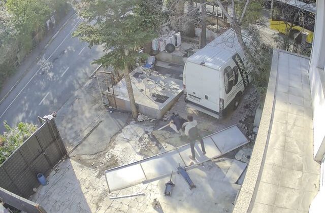 Aylarca kira ödemediği için tahliye edilen eski kiracı, 74 yaşındaki mülk sahibini odunla dövdü