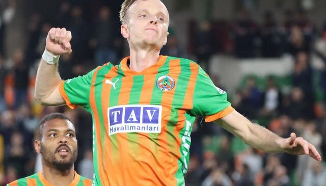 Savaştan kaçan Hadergjonaj, Süper Lig’de tarih yazdı