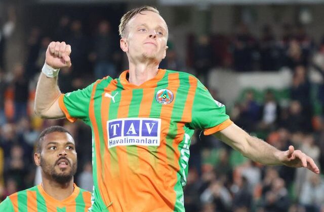 Savaştan kaçan Hadergjonaj, Süper Lig’de tarih yazdı