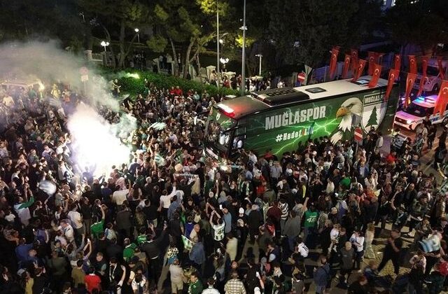 Şehir yandı! Şampiyon olan takımlarını krallar gibi karşıladılar