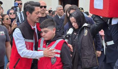 Şehit eşinin tabutunu omuzladı