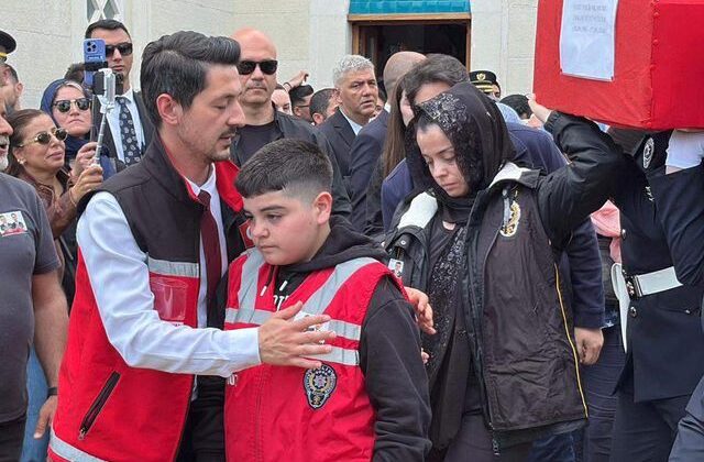 Şehit eşinin tabutunu omuzladı
