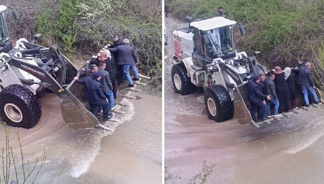 Sel yolları kapattı, cenaze yakınları kepçe ile taşındı
