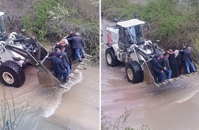 Sel yolları kapattı, cenaze yakınları kepçe ile taşındı