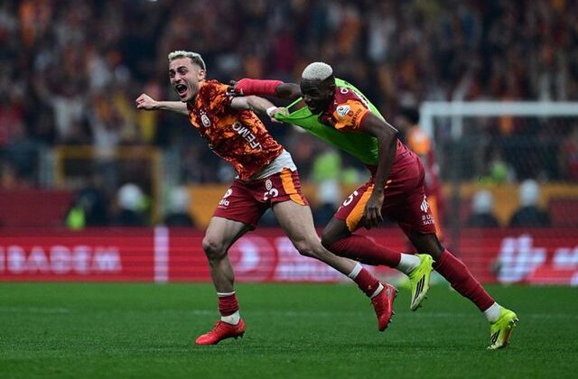 Sevinçten yerinde duramayan Victor Osimhen stadı koşarak terk etti