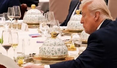 Şi masadan kalktı, Trump dayanamayıp gizlice defterini karıştırdı